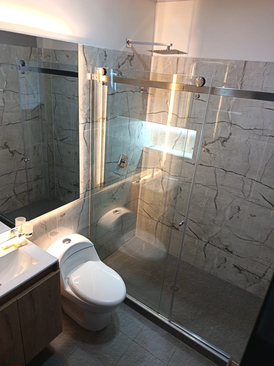 Baño con ducha en cristal templado