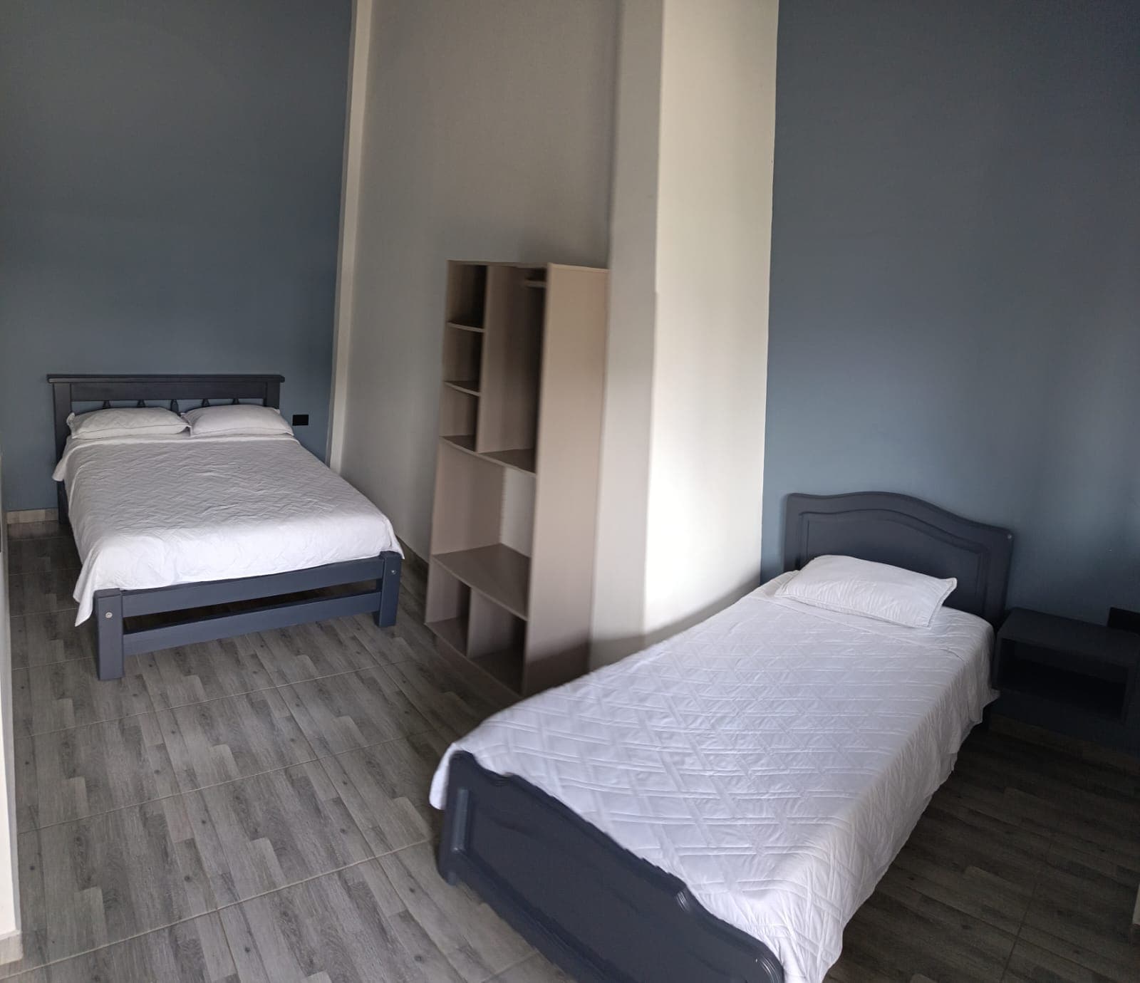 Habitación con cama doble y sencilla