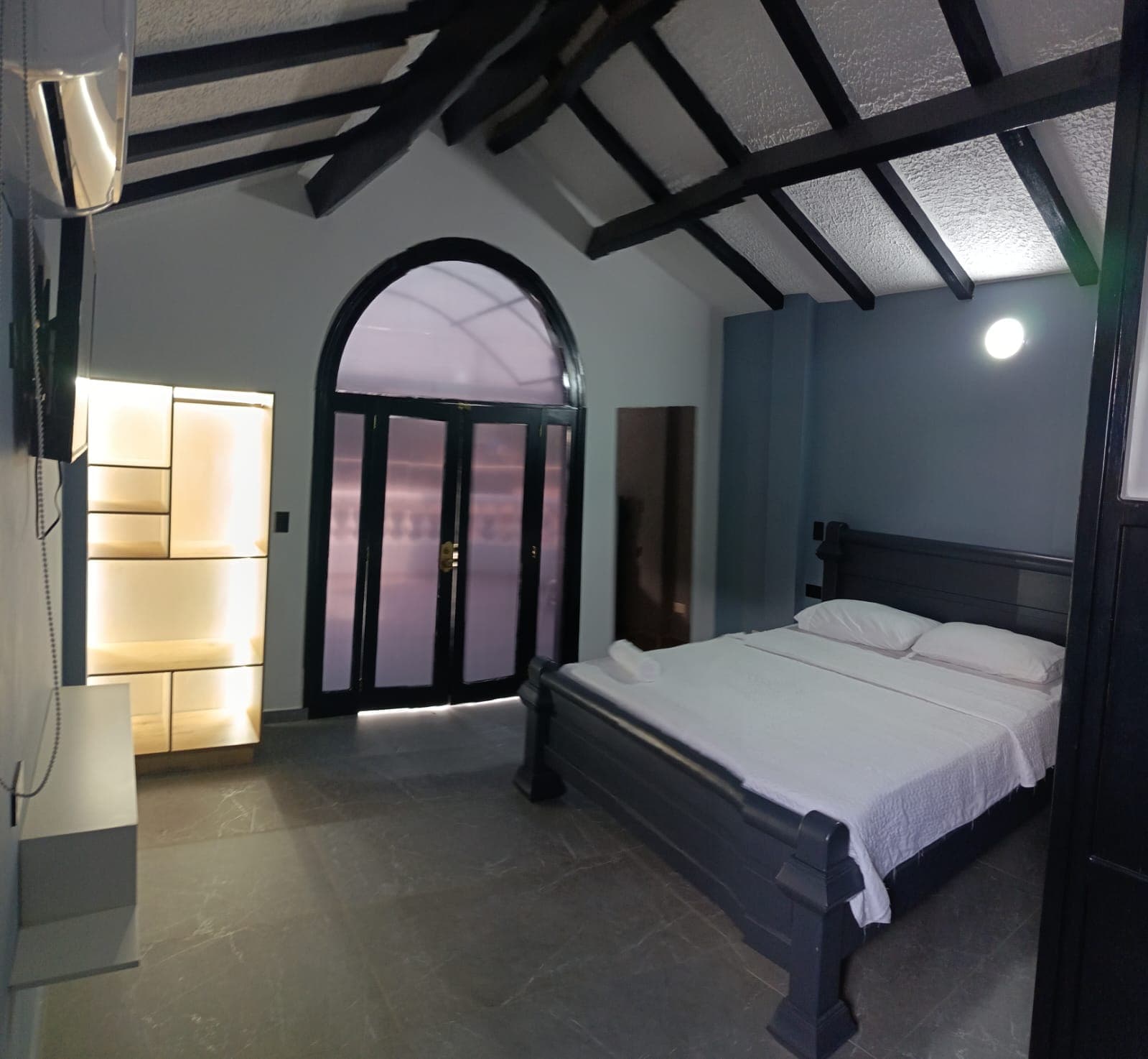 Habitación de techos altos con acceso a balcón